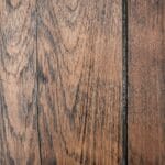 Rustykalne drewniane deski z widocznym naturalnym usłojeniem